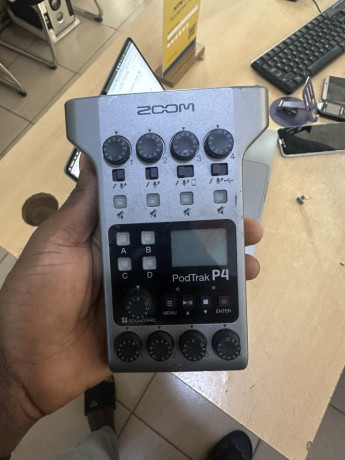 original-zoom-podtrak-p4-audio-recorder-for-podcasts-and-more-big-0